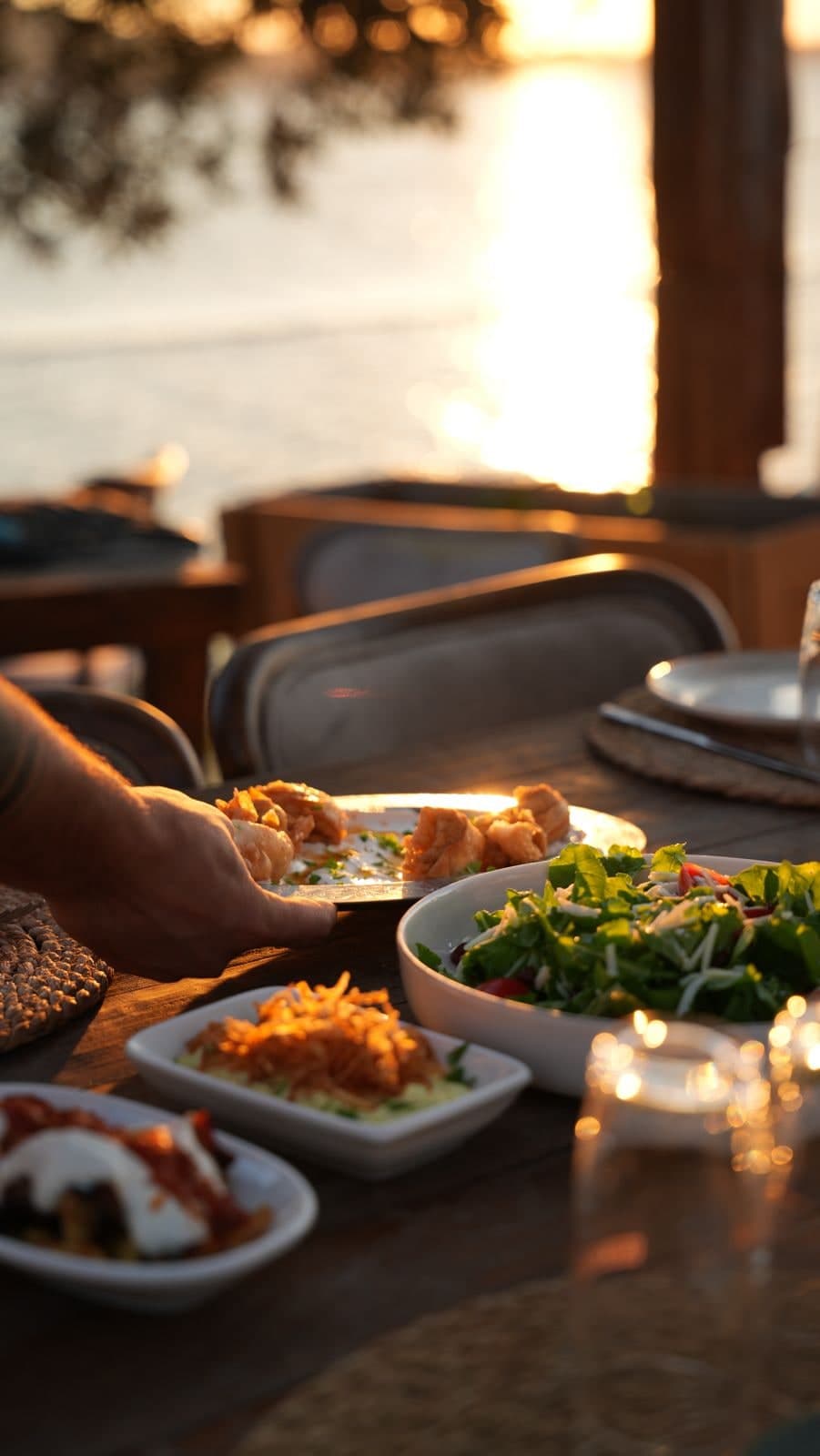 Junda Meyhane'de gün batımı eşliğinde masaya servis edilen bir tabak meze.